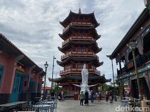 Berburu Jajanan Sambil Menikmati Pagoda di Pantjoran PIK Berburu Jajanan Sambil Menikmati Pagoda di Pantjoran PIK