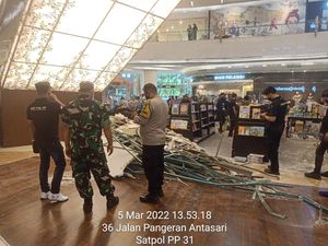 Penampakan Ornamen Atrium Plafon Lippo Mall Kemang yang Runtuh