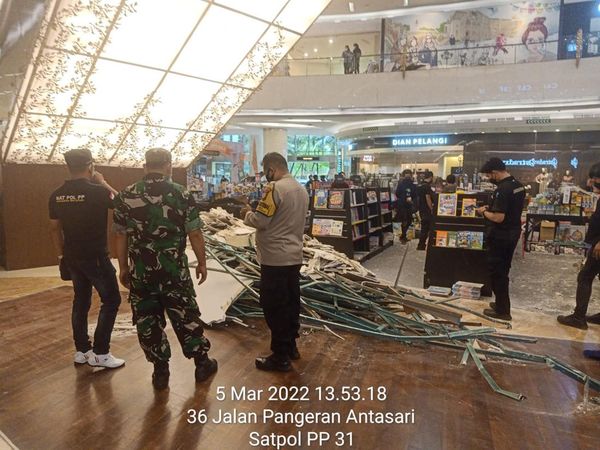 Penampakan Ornamen Atrium Plafon Lippo Mall Kemang yang Runtuh