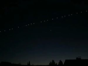 Barisan Benda Terbang di Langit Bali Ternyata Satelit Elon Musk