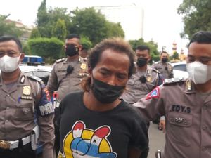 Aksi Pengemis Colek Bokong Pemotor Wanita Gegara Tak Diberi Uang