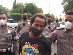 Aksi Pengemis Colek Bokong Pemotor Wanita Gegara Tak Diberi Uang