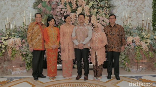 Putri Tanjung Tunangan dengan Guinandra Jatikusumo
