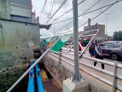 Angin Kencang Robohkan Rambu Jalan di Bekasi, 1 Driver Ojol Tewas