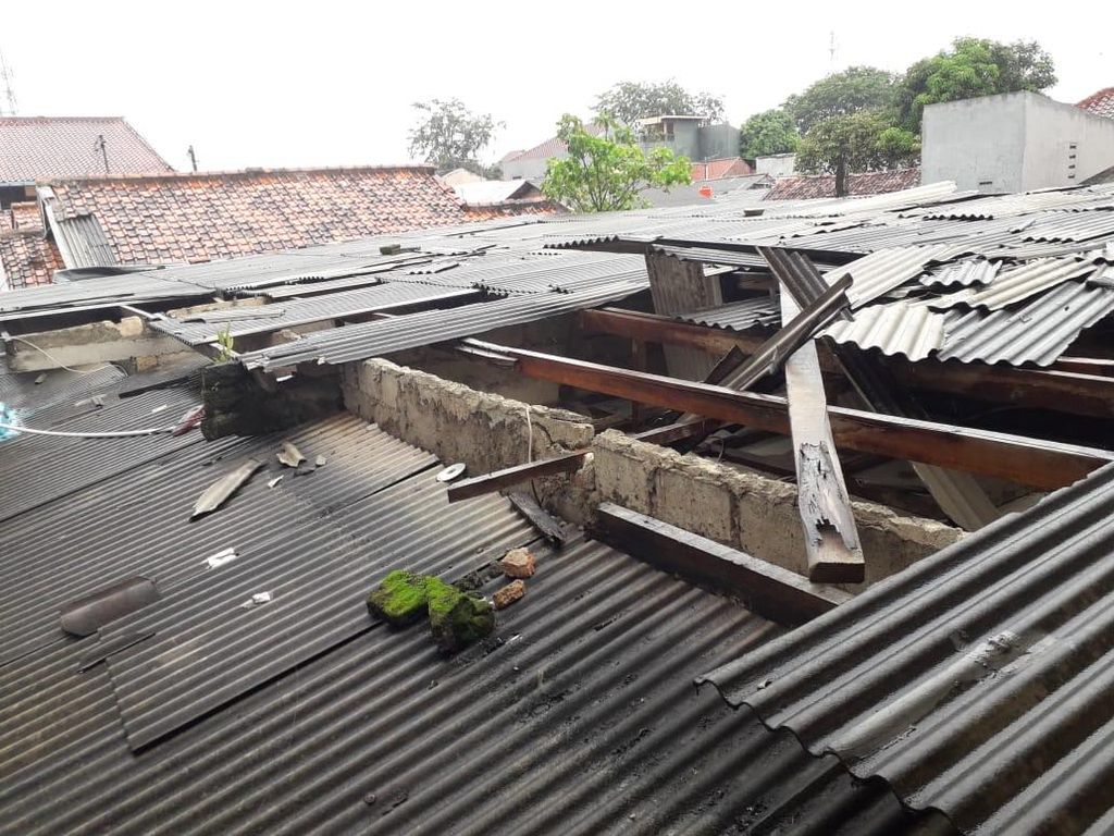 Puting Beliung Terjang Rawageni Depok, 6 Rumah Rusak