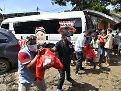 Korban Banjir Serang Dapat Bantuan Sembako dari Relawan Ganjar
