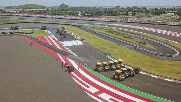 Foto udara sejumlah pekerja mengerjakan pengaspalan ulang tikungan ke-17 lintasan Pertamina Mandalika International Street Circuit di KEK Mandalika, Kecamatan Pujut, Praya, Lombok Tengah, NTB, Sabtu (5/3/2022). Pengaspalan ulang lintasan dengan total panjang 1,2 Km tersebut tengah dikerjakan sesuai dengan spesifikasi dari Dorna Sports dan FIM serta ditargetkan dapat rampung pada 10 Maret mendatang. ANTARA FOTO/Ahmad Subaidi/wsj.
