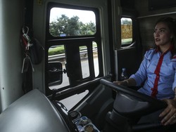 Kisah Liena Ozora: Perempuan Tangguh Wonogiri Geluti Profesi Sopir Bus