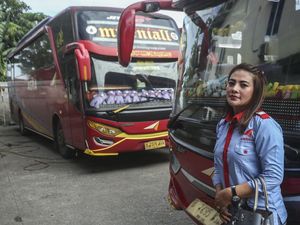 Prinsip Sopir Wanita Liena Ozora, Bawa Bus Nggak Harus Ngebut Prinsip Sopir Wanita Liena Ozora, Bawa Bus Nggak Harus Ngebut