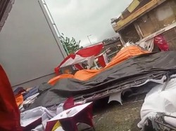 Angin Kencang Robohkan Tenda Sentra Vaksinasi di Bank DKI Syariah Matraman