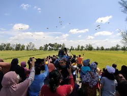 Kala Warga Berebut Selfie Saat Anggota TNI Terjun Payung