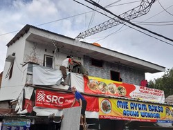 Diterjang Angin Kencang, Tower Roboh Timpa Warung di Jagakarsa