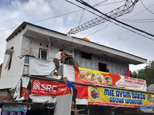 Diterjang Angin Kencang, Tower Roboh Timpa Warung di Jagakarsa Diterjang Angin Kencang, Tower Roboh Timpa Warung di Jagakarsa