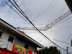Tiang yang Roboh Timpa Warung di Jagakarsa Bukan Milik PLN