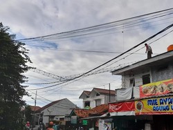 Evakuasi Tower Roboh Timpa Warung di Jagakarsa Tunggu Alat Berat