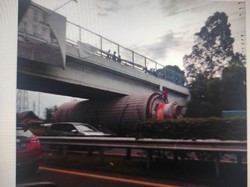 Muatan Besar Truk Tersangkut di Jembatan Tol Tangerang Arah Jakarta