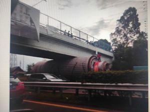 Muatan Besar Truk Tersangkut di Jembatan Tol Tangerang Arah Jakarta Muatan Besar Truk Tersangkut di Jembatan Tol Tangerang Arah Jakarta
