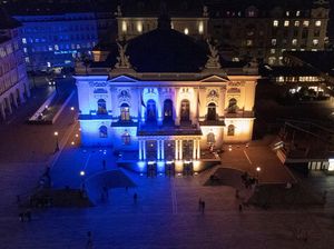 Giliran Gedung Opera di Swiss yang Refleksikan Bendera Ukraina