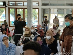 Pantau Vaksinasi di Garut, Wakapolda Jabar Dicurhati Emak-emak soal Migor
