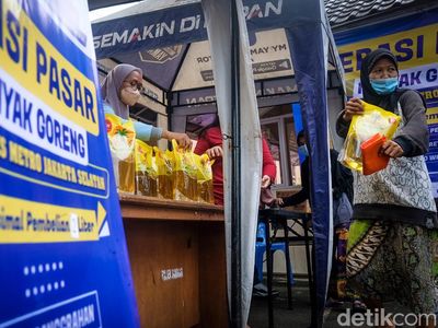 Akhir Pekan, Warga Jakarta Serbu Operasi Pasar Minyak Goreng Murah