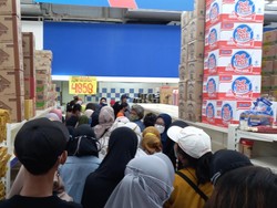 Warga Tangsel Antre Beli Minyak Goreng di Pasar Swalayan, Begini Suasananya