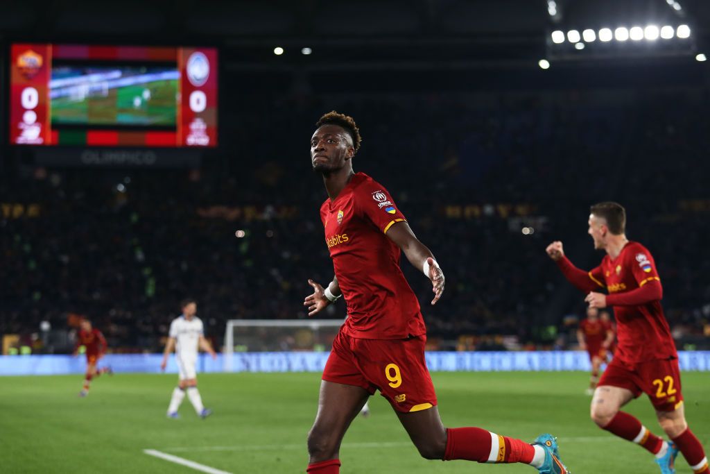 ROME, ITALY - MARCH 05: Tammy Abraham of Roma celebrates scoring his sides first goal during the Serie A match between AS Roma and Atalanta BC at Stadio Olimpico on March 05, 2022 in Rome, Italy. (Photo by Paolo Bruno/Getty Images)