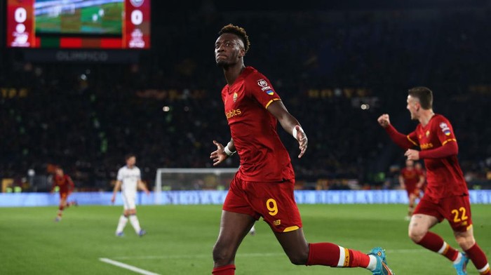 ROME, ITALY - MARCH 05: Tammy Abraham of Roma celebrates scoring his sides first goal during the Serie A match between AS Roma and Atalanta BC at Stadio Olimpico on March 05, 2022 in Rome, Italy. (Photo by Paolo Bruno/Getty Images)