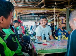 Bobby Temui Warga hingga Ojol, Dengar Keluhan Jalan Rusak-Biaya Parkir