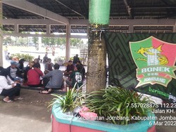 Bonek dan Bonita Jombang Galang Dana untuk Deni Saputra yang Lumpuh