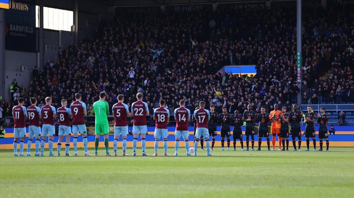 BURNLEY, ENGLAND - MARCH 05: Players, officials and fans take part in a minute of applause to indicate peace and sympathy with Ukraine prior to the Premier League match between Burnley and Chelsea at Turf Moor on March 05, 2022 in Burnley, England. (Photo by Alex Livesey/Getty Images)