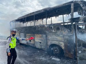 Ada 48 Orang dalam Bus yang Terbakar di Tol Pandaan, Semua Selamat Ada 48 Orang dalam Bus yang Terbakar di Tol Pandaan, Semua Selamat