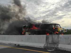 Bus Wisata Terbakar di Tol Pandaan Karena Cas Power Bank? Ini Kata Polisi Bus Wisata Terbakar di Tol Pandaan Karena Cas Power Bank? Ini Kata Polisi