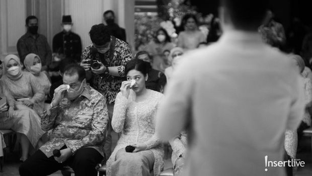 Chairul Tanjung menangis di prosesi lamaran sang anak Putri Tanjung dengan Guinandra