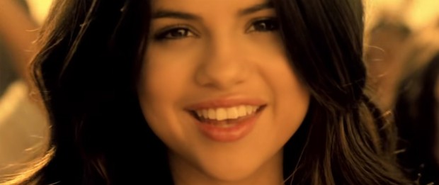 Selena Gomez mengajarkan perempuan untuk lebih percaya diri dengan lagu who says