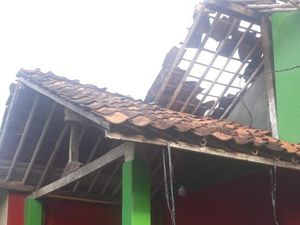 Angin Kencang Bikin 20 Rumah di Depok Rusak Parah hingga Atap Copot