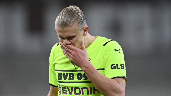 HAMBURG, GERMANY - JANUARY 18: Erling Haaland of Borussia Dortmund looks dejected during the DFB Cup round of sixteen match between FC St Pauli and Borussia Dortmund at Millerntor Stadium on January 18, 2022 in Hamburg, Germany. (Photo by Stuart Franklin/Getty Images)