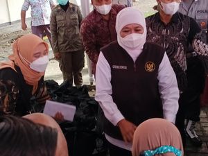 Gubernur Khofifah Gelontorkan 2,7 Juta Liter Minyak Goreng di Jatim
