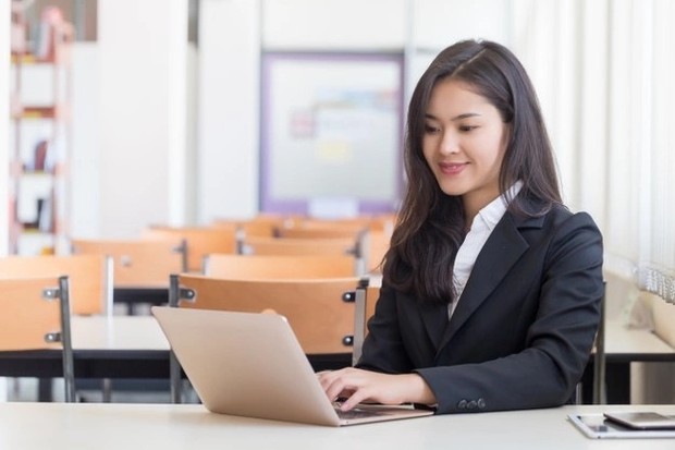 Ilustrasi bekerja di kantor/ Foto: Freepik.com