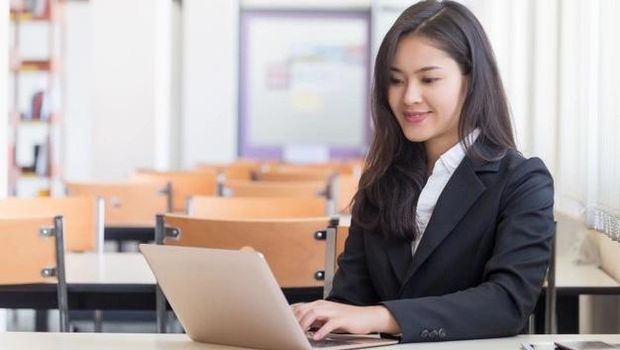 Ilustrasi bekerja di kantor/ Foto: Freepik.com