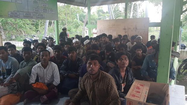 Sebanyak 114 orang diduga imigran Rohingya terdampar di pantai kawasan Kuala Raya, Desa Alue Buya Pasi, Kecamatan Jangka, Bireuen, Aceh, Minggu (6/3/2022) dini hari.