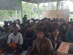 114 Pengungsi Rohingya Terdampar di Pantai Bireuen Aceh 114 Pengungsi Rohingya Terdampar di Pantai Bireuen Aceh