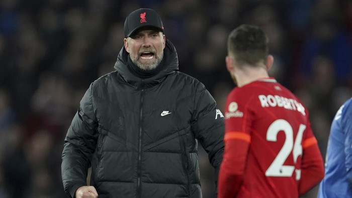 Liverpools manager Jurgen Klopp, left, celebrates with Liverpools Andrew Robertson after their win in the English Premier League soccer match against West Ham United at Anfield stadium in Liverpool, England, Saturday, March 5, 2022. (AP Photo/Jon Super)