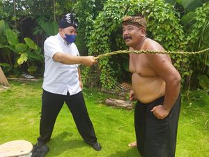Cerita di Balik Kesenian Tiban yang Sarat dengan Aksi Saling Cambuk Cerita di Balik Kesenian Tiban yang Sarat dengan Aksi Saling Cambuk