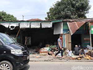 Mobil Tabrak Lari di Margaasih, Pemilik Kios Rugi Puluhan Juta