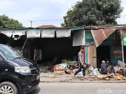 Mobil Tabrak Lari di Margaasih, Pemilik Kios Rugi Puluhan Juta