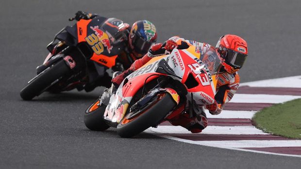 MotoGP - Qatar Grand Prix - Losail International Circuit, Lusail, Qatar - March 5, 2022 Repsol Honda Team's Marc Marquez and Red Bull KTM Factory Racing's Brad Binder in action during qualifying REUTERS/Ibraheem Al Omari