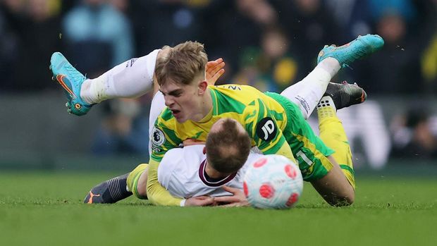 NORWICH, ENGLAND - MARCH 05: Brandon Williams of Norwich City collides with Christian Eriksen of Brentford during the Premier League match between Norwich City and Brentford at Carrow Road on March 05, 2022 in Norwich, England. (Photo by Julian Finney/Getty Images)