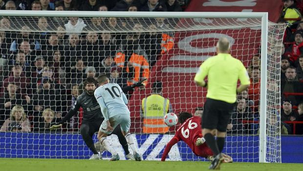 West Ham's Manuel Lanzini, second left, makes an unsuccessful attempt to score a goal during the English Premier League soccer match between Liverpool and West Ham United at Anfield stadium in Liverpool, England, Saturday, March 5, 2022. (AP Photo/Jon Super)