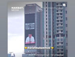 Babak Baru Makan Nasi Padang Pakai Tangan, Arief Muhammad Pasang Banner Besar