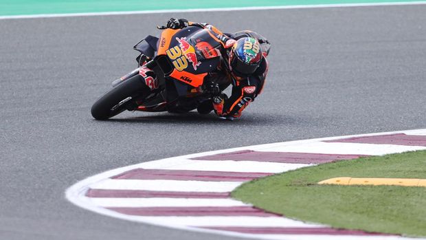 MotoGP - Qatar Grand Prix - Losail International Circuit, Lusail, Qatar - March 4, 2022 Red Bull KTM Factory Racing's Brad Binder in action during practice REUTERS/Ibraheem Al Omari
